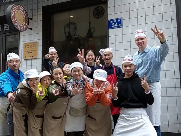 Bach’s Bakery, Sozialprojekt für Taubstumme